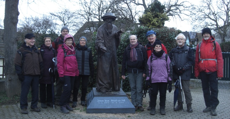 Statue des Johann Adam Schall von Bell, umringt von Wanderern aus Sinzig