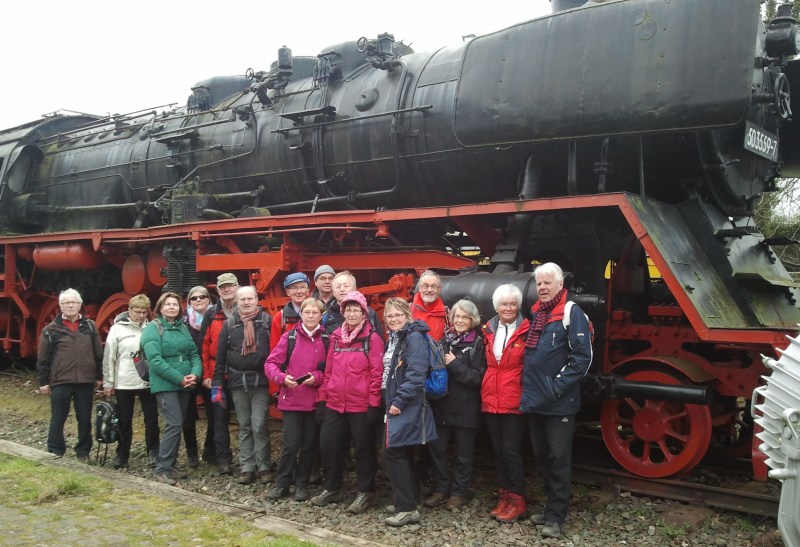 Die Sinziger Wanderer vor einer Dampflok unweit des Liblarer Sees
